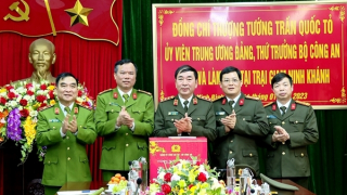 Thứ trưởng Trần Quốc Tỏ thăm và làm việc với Trại giam Ninh Khánh