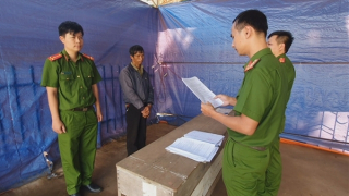 Dùng súng bắn người khác bị thương vì nhớ lại thù cũ