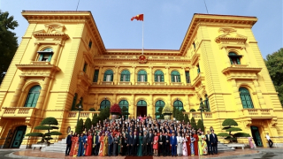 Chủ tịch nước và kiều bào dâng hương, thả cá chép tại Hoàng thành Thăng Long