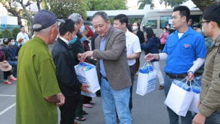 "Chuyến xe yêu thương" chở hàng trăm bệnh nhân nghèo về quê đón Tết