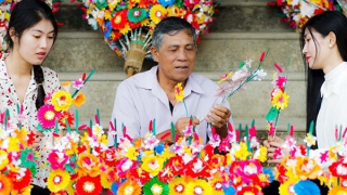 Màu hoa giấy bên bến sông xưa