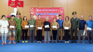 Mang quà Tết đến với hộ gia đình chính sách, người nghèo huyện miền núi Phước Sơn