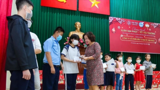 Van Phuc Group tặng quà Tết cho 300 trẻ em có hoàn cảnh khó khăn và trẻ mồ côi