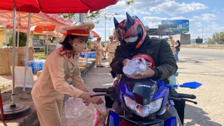 CSGT Đắk Nông hỗ trợ người dân về quê ăn Tết