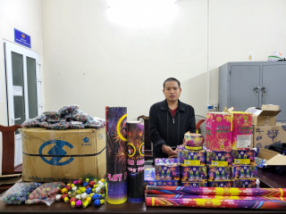 Mang 3 khẩu súng Colt đi buôn pháo và ma túy