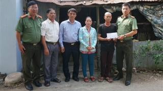 Báo CAND trao tiền hỗ trợ gia đình cháu Thái Lý Hạo Nam