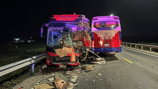 Hai xe khách đối đầu, 3 người thương vong