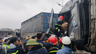 Giải cứu nạn nhân mắc kẹt trong cabin xe tải