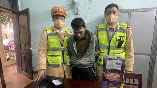 Mua ma tuý và pháo từ cửa khẩu về bán dịp Tết