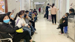 Vì sao bệnh nhân về mắt phải mổ ở bệnh viện tư?