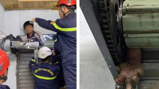 Giải cứu bé trai bị kẹt tay vào cửa cuốn