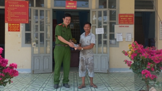 Nhặt được ví tiền, đem nộp Công an