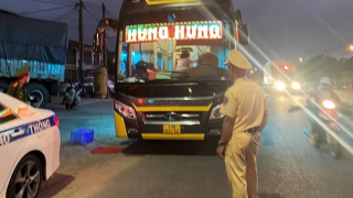 Chở dư người, tài xế xe khách tông thẳng vào lực lượng CSGT