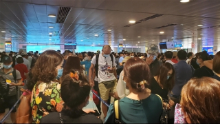 Khách quá tải ở sân bay Tân Sơn Nhất