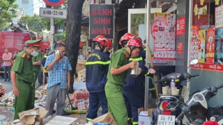 Cửa hàng tiện lợi mới sửa bị sập trần, nhiều người mắc kẹt