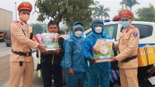 CSGT với những món quà ý nghĩ đưa người dân về quê đón Tết