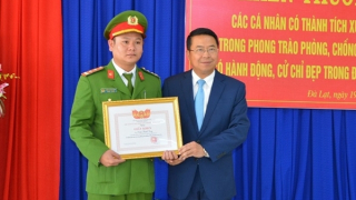 Khen thưởng chiến sĩ Công an bắt tội phạm móc túi du khách