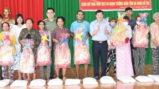 Công an Trà Vinh tặng quà cho người nghèo và Công an viên có hoàn cảnh khó khăn