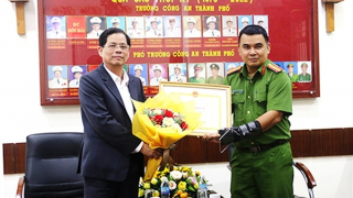 Khen thưởng Thiếu tá Công an dù bị thương vẫn dũng cảm bắt tội phạm