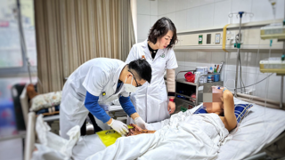 Lại thêm một thiếu niên 16 tuổi dập nát tay vì chế pháo nổ