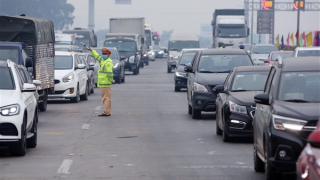 Người dân rời Hà Nội về quê, cửa ngõ Thủ đô đông đúc ngày 28 Tết
