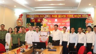 Thứ trưởng Bộ Y tế tặng quà và chúc Tết Bệnh viện 30/4