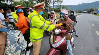 Xúc động hình ảnh chiến sĩ CSGT giúp đoàn người trên đèo Hải Vân về quê  Tết