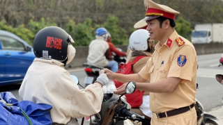 CSGT Đồng Nai “tiếp sức” người dân về quê đón Tết