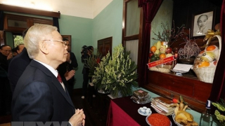 Tổng Bí thư dâng hương tưởng niệm Chủ tịch Hồ Chí Minh