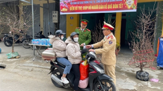 Ấm áp sắc nắng vàng trên đường người dân trở về quê ăn Tết