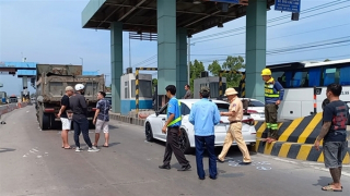 Xe con bị ép chặt vào dải bê tông trạm thu phí cao tốc, nhiều người thoát chết