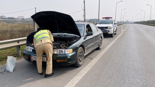 Nhiều người dân gặp sự cố được CSGT giúp đỡ ngày giáp Tết