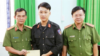 Thăm hỏi, động viên 2 chiến sĩ CSCĐ bị thương khi bắt các con bạc đá gà