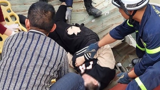 Cảnh sát cứu thanh niên rơi từ tầng cao chung cư