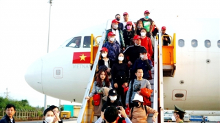 Đón hơn 200 du khách bay thẳng từ Trung Quốc đến Cam Ranh