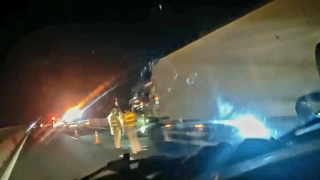 Dừng thay lốp, xe khách bị xe tải tông, một người chết, nhiều người bị thương