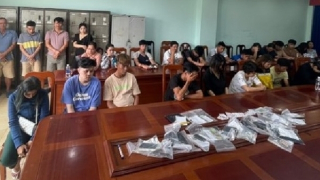 Hàng chục con bạc tụ tập đánh bài cào bị bắt quả tang