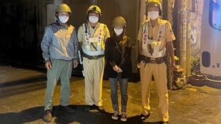 CSGT ngăn cô gái buồn chuyện gia đình nhảy cầu tự tử