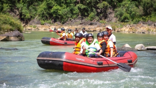 Du khách chen chân đi ngắm thác ngày Xuân