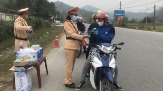 CSGT lập chốt nghỉ chân, giúp người dân trở lại làm việc