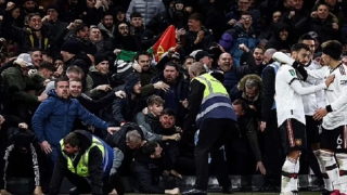 Ăn mừng "quá đà", CĐV Man Utd làm đổ cả biển quảng cáo