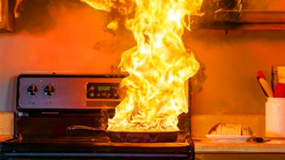 Mâu thuẫn gia đình, 1 người nước ngoài chốt cửa rồi đổ xăng tự phóng hỏa