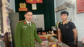 Nhiều cá nhân giao nộp vũ khí, vật liệu nổ và pháo trong dịp Tết