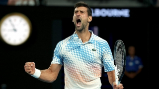 Novak Djokovic tranh cãi với trọng tài trong trận bán kết Australian Open 2023