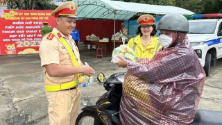 CSGT Quảng Ngãi hỗ trợ người dân trên đường vào Nam sau Tết