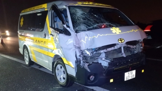 Xe cứu thương tông vào đuôi xe khách