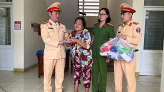 CSGT Quảng Ngãi giúp đỡ 3 bà cháu bị nhà xe bỏ rơi dọc đường