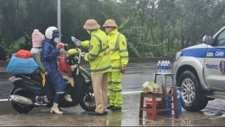 CSGT đội mưa tiếp đồ ăn, thức uống cho người dân