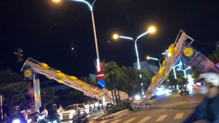 Khắc phục sự cố sập cổng chào mừng năm mới tại phố biển Nha Trang