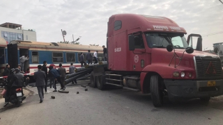 Xe container bị tàu hỏa "san bằng" phần thân